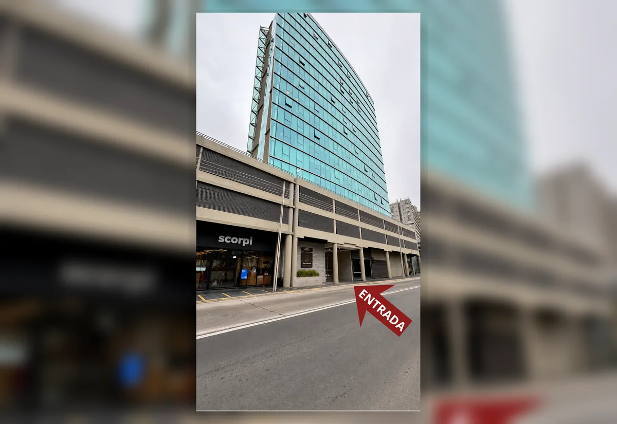 Entrada del Edificio Contemporáneo por Calle Limache