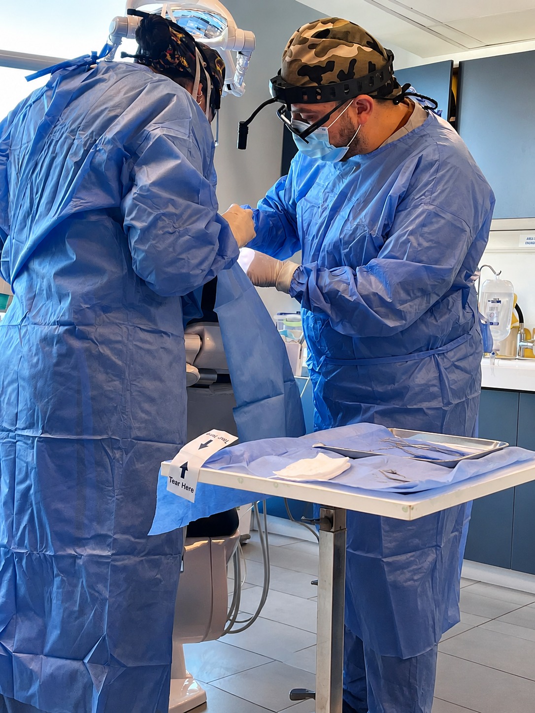 Equipo clínico de Rehab Dent trabajando en un procedimiento